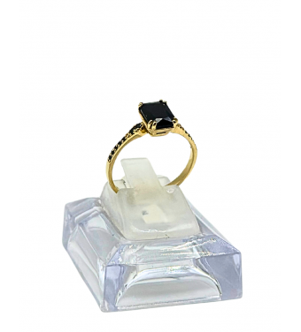 Złoty pierścionek 585 z czarną cyrkonią – klasyczna elegancja | AURI