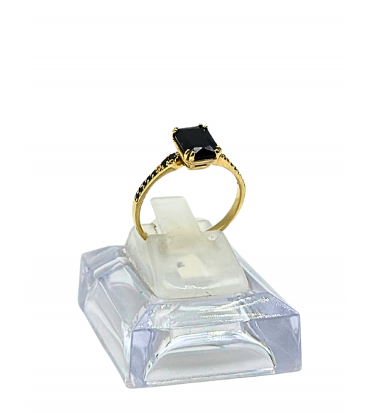 Złoty pierścionek 585 z czarną cyrkonią – klasyczna elegancja | AURI