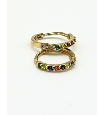 Złote kolczyki w kształcie kółeczka z diamentowaniem wykonane ze złota 585 – biżuteria ślubna | AURI Pracownia Złotnicza