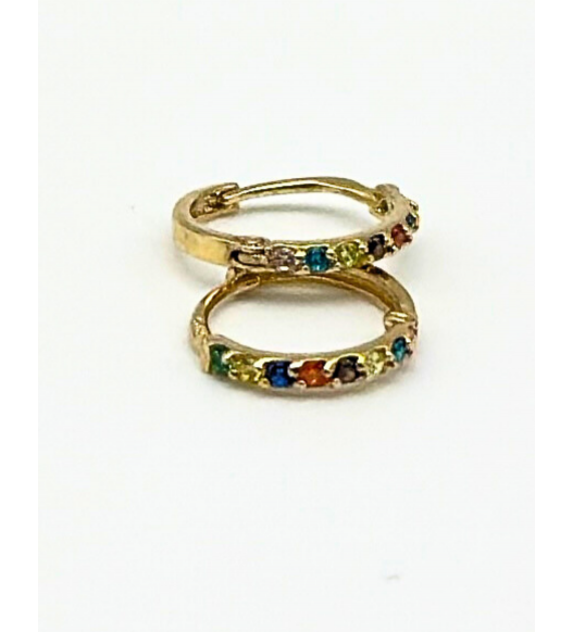 Złote kolczyki w kształcie kółeczka z diamentowaniem wykonane ze złota 585 – biżuteria ślubna | AURI Pracownia Złotnicza