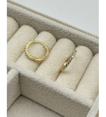 Złote kolczyki w kształcie kółeczka z cyrkoniami wykonane ze złota 585 – biżuteria ślubna | AURI Pracownia Złotnicza