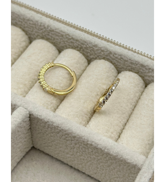 Złote kolczyki w kształcie kółeczka z cyrkoniami wykonane ze złota 585 – biżuteria ślubna | AURI Pracownia Złotnicza