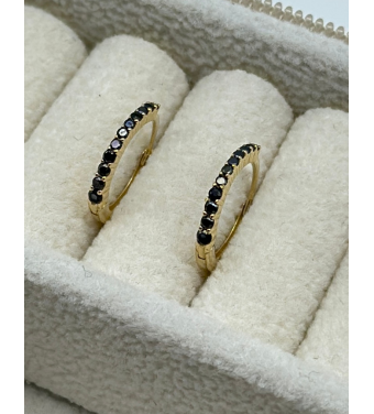 Złote kolczyki w kształcie kółeczka z białymi cyrkoniami wykonane ze złota 585 – biżuteria ślubna | AURI Pracownia Złotnicza