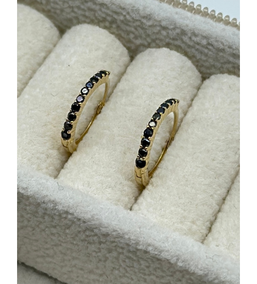 Złote kolczyki w kształcie kółeczka z białymi cyrkoniami wykonane ze złota 585 – biżuteria ślubna | AURI Pracownia Złotnicza