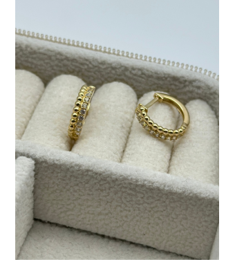 Złote kolczyki w kształcie kółeczka z czarnymi cyrkoniami wykonane ze złota 585 – biżuteria ślubna | AURI Pracownia Złotnicza