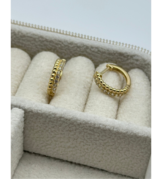 Złote kolczyki w kształcie kółeczka z czarnymi cyrkoniami wykonane ze złota 585 – biżuteria ślubna | AURI Pracownia Złotnicza