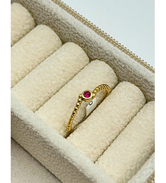 Złoty pierścionek 585 z czerwoną cyrkonią – klasyczna elegancja | AURI