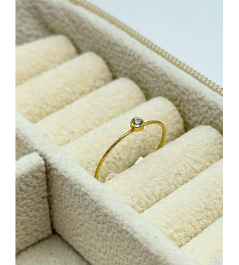 Złoty pierścionek 585 z białą cyrkonią – klasyczna elegancja | AURI