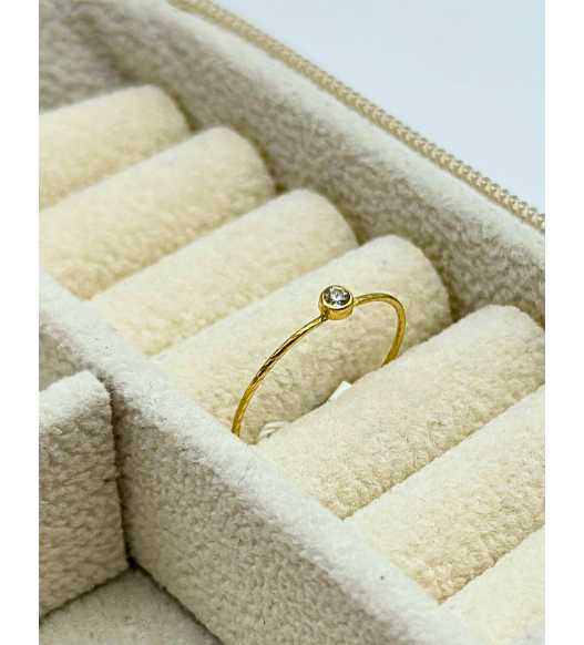 Złoty pierścionek 585 z białą cyrkonią – klasyczna elegancja | AURI