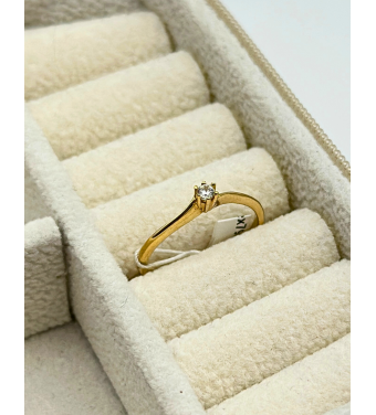 Złoty pierścionek 585 z małą cyrkonią – klasyczna elegancja | AURI